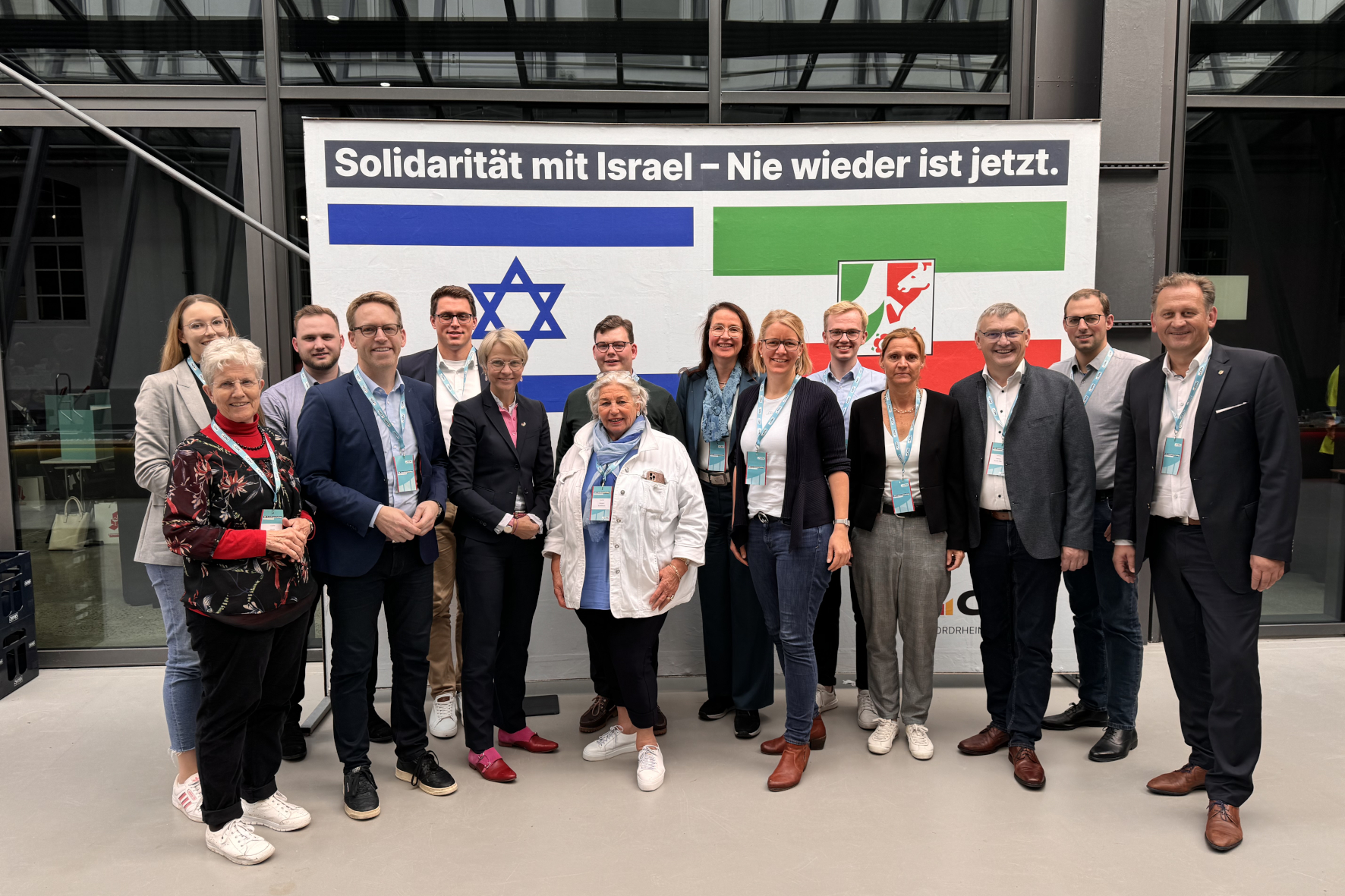 Schulministerin Dorothee Feller (6.v.l.) und die heimischen Delegierten stehen an der Seite Israels. Zu der Gruppe aus dem Kreis Coesfeld gehörten der CDU-Kreisvorsitzende Marc Henrichmann (4.v.l.) sowie die Landtagsabgeordneten Wilhelm Korth (3.v.r.) und