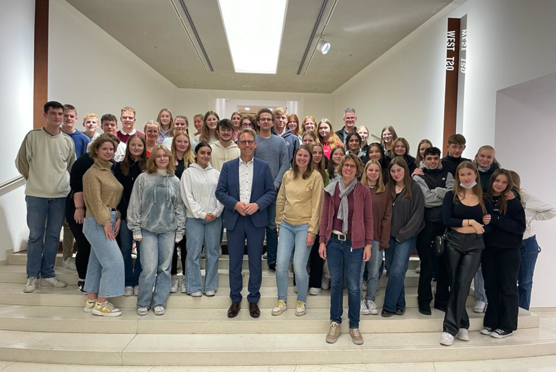 Bei ihrer Kursfahrt nach Berlin trafen Schülerinnen und Schüler des Heriburg-Gymnasiums auch den Bundestagsabgeordneten Marc Henrichmann.